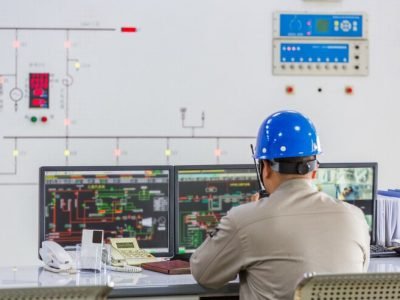 workers-control-room_1359-316